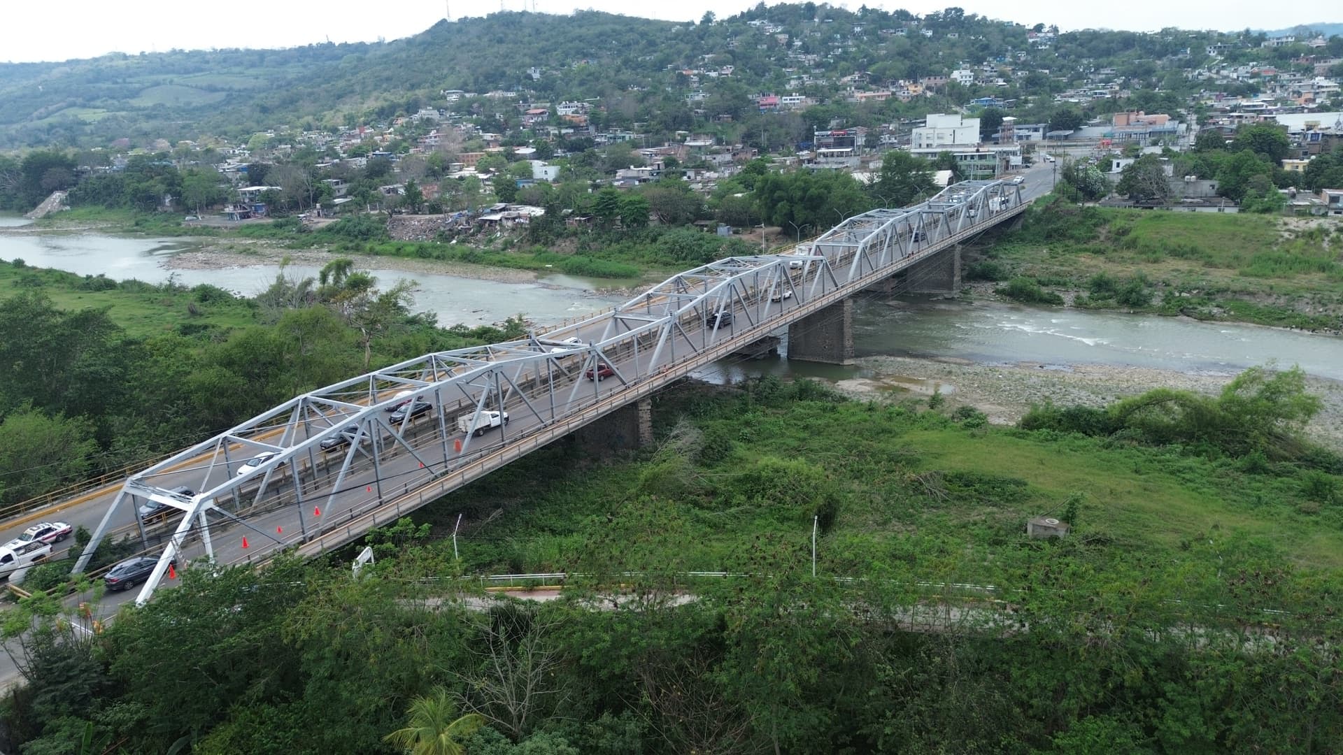 Vista aérea del Puente Cazones sobre el Río Cazones, en Poza Rica, Veracruz